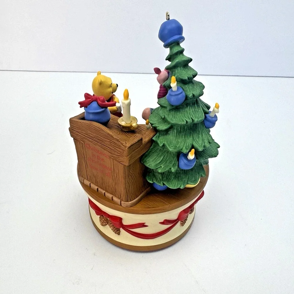 Hallmark Keepsake Ornament Getting Ready For Christmas Winnie the‎ Pooh-2005-NEW